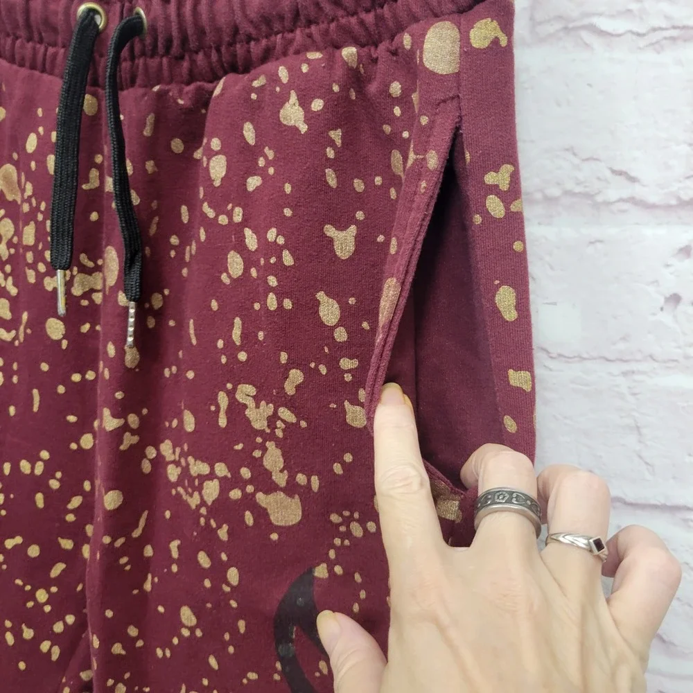 Black Lacquer Paint Splatter Sweatshorts Sz‎ M Maroon Gold Unofficial Bulls Logo